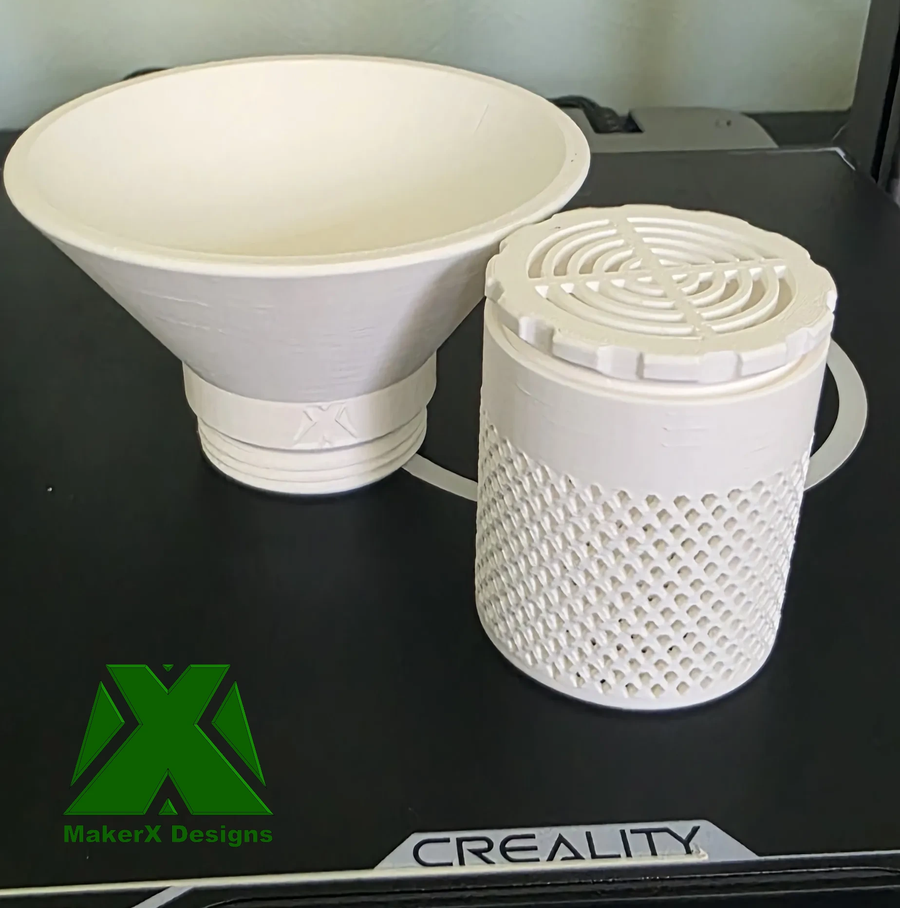 Desiccant holder with lid attached
